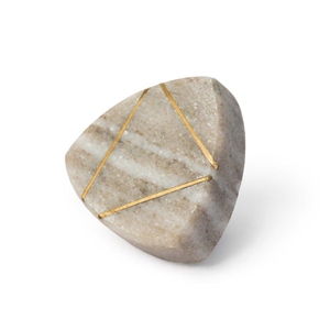 bouton triangulaire 43x43mm marbre beige avec laiton poli
